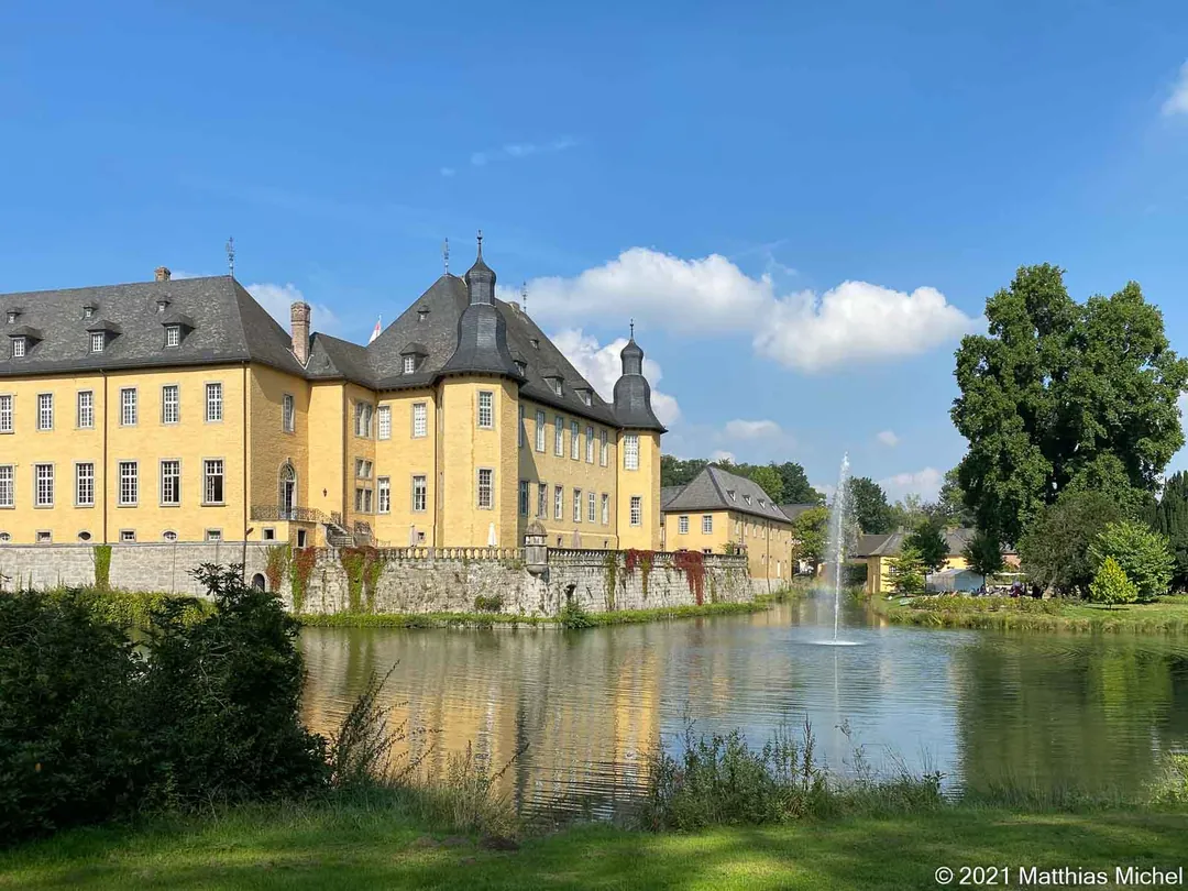 Schloss Dyck in Jüchen mit Wassergraben